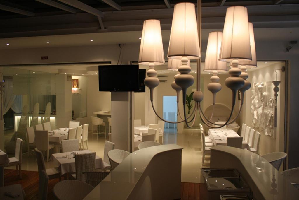 Santi White Hotel Phuket Kültér fotó