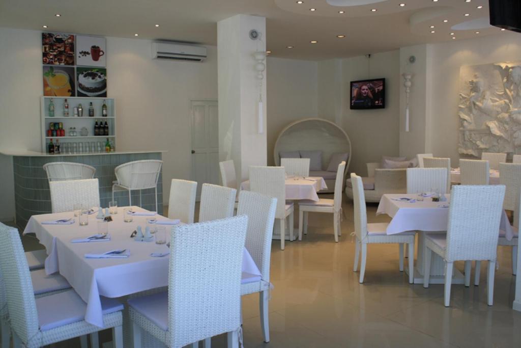 Santi White Hotel Phuket Kültér fotó